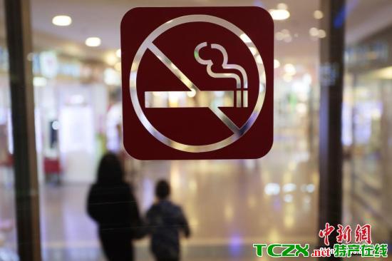 2月27日，上海某商场的醒目位置张贴了禁烟标识。被称为上海“最严控烟令”《上海市公共场所控制吸烟条例》将于下月起全面实施，按照新规，上海的室内公共场所、室内工作场所、公共交通工具内都将全面禁止吸烟，取消现存所有室内吸烟室和室内吸烟区。单位违规，处以2000元到30000元人民币罚款。个人不听劝阻的，处以50元到200元人民币罚款。<a target='_blank' href='http://www.chinanews.com/' _cke_saved_href='http://www.chinanews.com/' _cke_saved_href='http://www.chinanews.com/' _fcksavedurl='http://www.chinanews.com/'></p></table>中新社</a><p>　　记者 张亨伟 摄