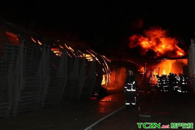台南蔬菜厂22日半夜起火 工厂及仓库付之一炬