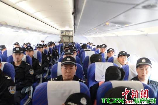 民警乘包机押解14名嫌疑人返回长春 警方供图 摄